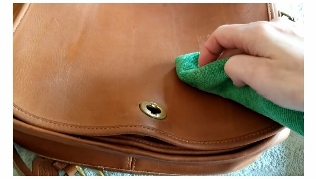 Ako vyčistiť koženú kabelku